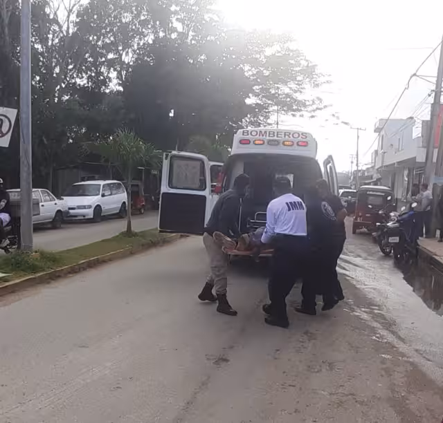 Primero quedó atorado sobre unos cables de la CFE, luego, al parecer fue aventado y cayó sobre la banqueta