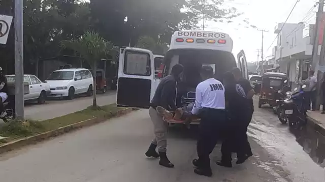 Primero quedó atorado sobre unos cables de la CFE, luego, al parecer fue aventado y cayó sobre la banqueta