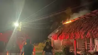 Cortocircuito causa el incendio en una palapa en Bacalar