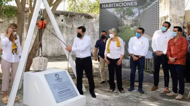 El gobernador ayudó a poner la primera piedra del recinto