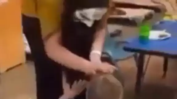 La maestra se puso una máscara para asustar a sus alumnos