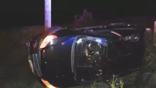 El carro quedó de lado a un costado de la carretera