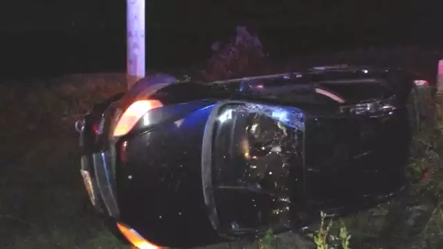 El carro quedó de lado a un costado de la carretera