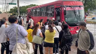 Lluvias colapsaron el transporte público en Cancún; usuarios esperaron hasta 50 minutos