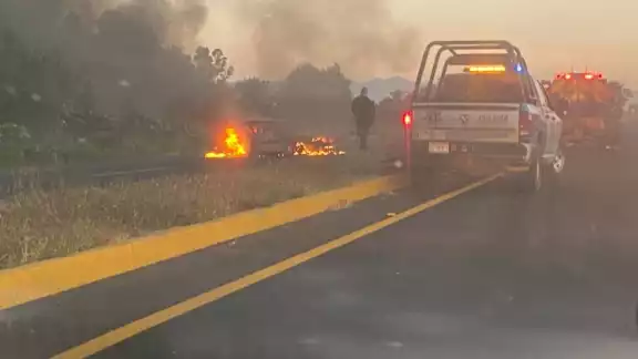 Al menos 8 vehículos fueron incendiados en cuatro municipios del estado, tras la detención de Rodolfo Yépez Ortiz, hermano de 'El Marro'. Al menos 8 vehículos fueron incendiados en cuatro municipios del estado, tras la detención de Rodolfo Yépez Ortiz, hermano de 'El Marro'.