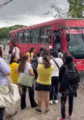 Trabajadores y estudiantes señalaron que tuvieron que esperar hasta 50 minutos por camiones y combis
