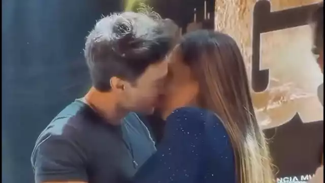El beso que encendió las redes sociales