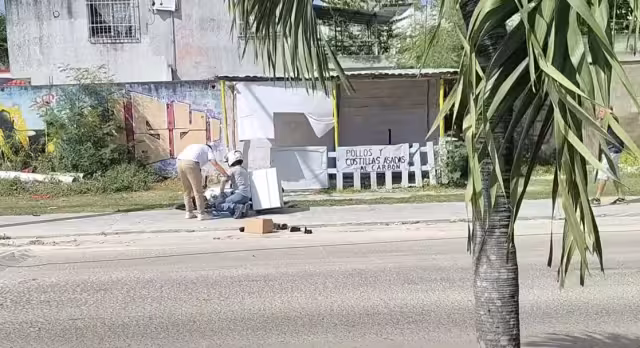 Automovilistas que presenciaron el accidente se detuvieron para auxiliar al trabajador
