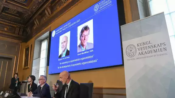 Los dos científicos fueron recompensados por "el desarrollo de la organocatálisis asimétrica", anunció el jurado del Nobel en Estocolmo. Los dos científicos fueron recompensados por "el desarrollo de la organocatálisis asimétrica", anunció el jurado del Nobel en Estocolmo.