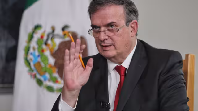 Marcelo Ebrard se compromete a buscar justicia
