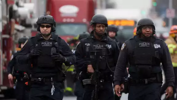 La Policía de Nueva York arribó al metro junto con servicios de emergencia para atender a los heridos y comenzar la investigación para dar con el responsable del tiroteo La Policía de Nueva York arribó al metro junto con servicios de emergencia para atender a los heridos y comenzar la investigación para dar con el responsable del tiroteo