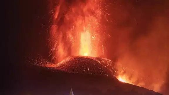 El Cumbre Vieja expulsa 10.000 toneladas de dióxido de azufre por día El Cumbre Vieja expulsa 10.000 toneladas de dióxido de azufre por día