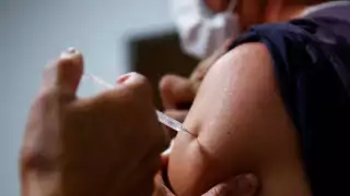 Autoridades estatales de Chiapas dieron a conocer que detuvieron a un presunto médico que aplicaba supuestas vacunas contra el COVID-19