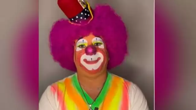 Platanito llora tras polémica por chiste sobre Debanhi