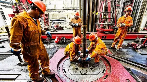 El precio del petróleo por barril se ha mantenido por encima de los 100 dólares