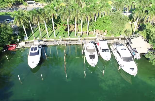 La marina se ubica en la Zona Hotelera de Cancún; Iddar de la Parra afirma que la FGE Q.Roo no tiene competencia para desalojarlo