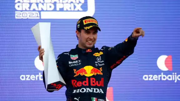 Checo Pérez tuvo que devolver tu trofeo que gano el pasado domingo en la GP Azerbaiyán Checo Pérez tuvo que devolver tu trofeo que gano el pasado domingo en la GP Azerbaiyán