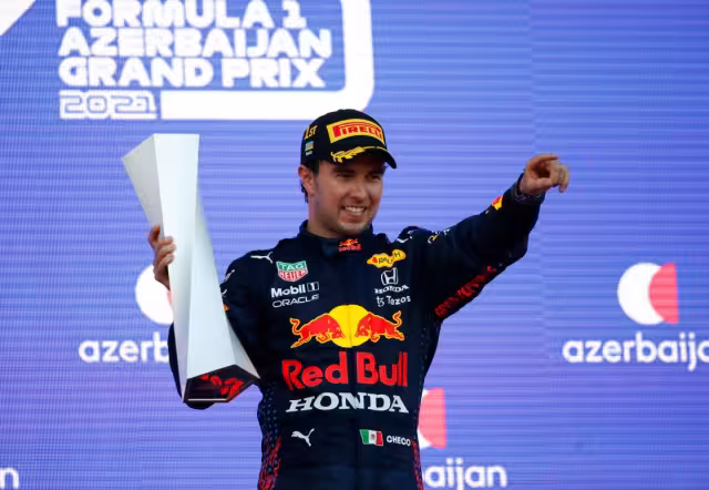 Checo Pérez tuvo que devolver tu trofeo que gano el pasado domingo en la GP  Azerbaiyán