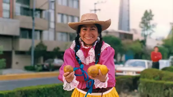 María Elena Velasco, mejor conocida como “La India María” alcanzó fama por su icónico personaje en el que daba vida a una mujer indígena que migra a la ciudad con la esperanza de mejores condiciones
