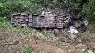 Autobús en Bolivia cae por un barranco y deja al menos 20 muertos