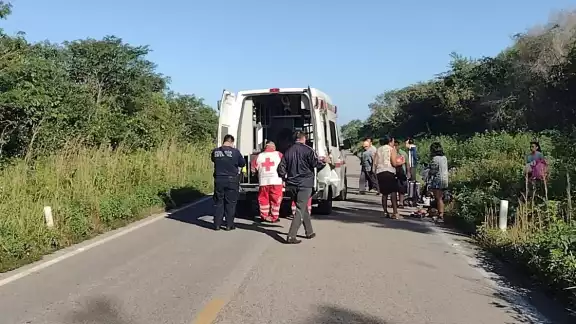 Los paramédicos de la Cruz Roja quienes se encargaron de atender a los lesionados y posteriormente trasladarlos al hospital Los paramédicos de la Cruz Roja quienes se encargaron de atender a los lesionados y posteriormente trasladarlos al hospital