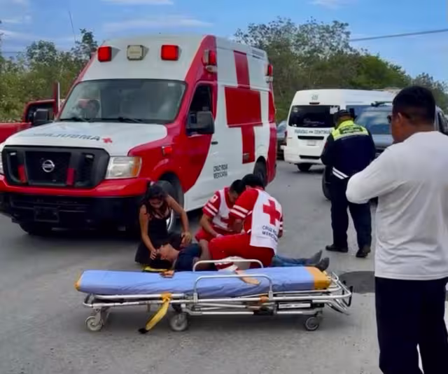 Paramédicos de la Cruz Roja llegaron al lugar para atender a los lesionados.