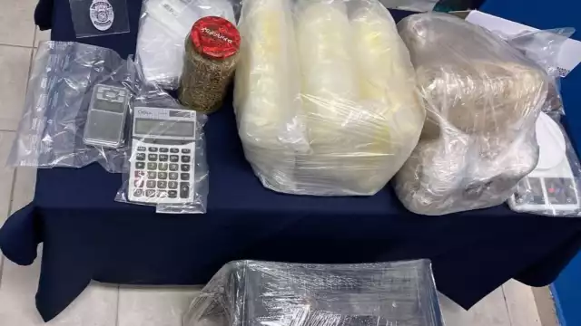 Aseguran a sujeto con seis paquetes con posibles narcóticos