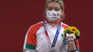 La mexicana logró posicionarse en tercer lugar de Halterofilia de 76 kilos
