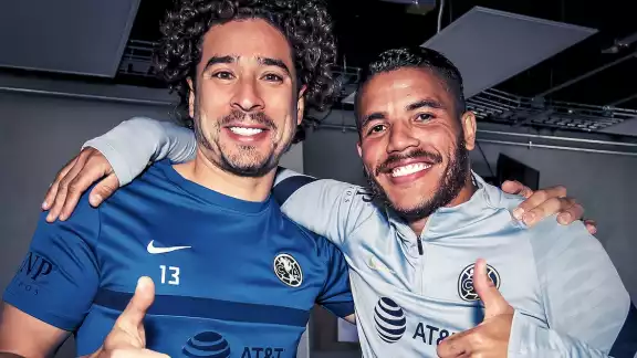 Ochoa dio una efusiva bienvenida a Dos Santos. Foto: Twitter @ClubAmerica Ochoa dio una efusiva bienvenida a Dos Santos. Foto: Twitter @ClubAmerica