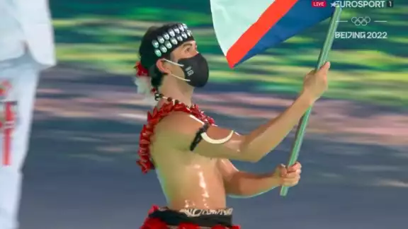 A pesar de los 6 grados centígrados bajo cero, el atleta decidió mostrar su moldeada figura