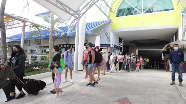 Los turistas decidieron disfrutar su Navidad en las playas de Cancún e Isla Mujeres