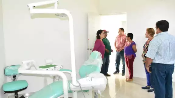 Denuncian que la funcionaria es protegida del presidente municipal Otoniel Segovia Martínez, por esa razón tuvo el visto bueno para desmantelar la clínica dental rural Denuncian que la funcionaria es protegida del presidente municipal Otoniel Segovia Martínez, por esa razón tuvo el visto bueno para desmantelar la clínica dental rural