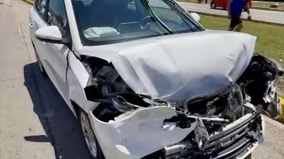 Accidente vehicular en el bulevard de Playa del Carmen dejó una mujer lesionada