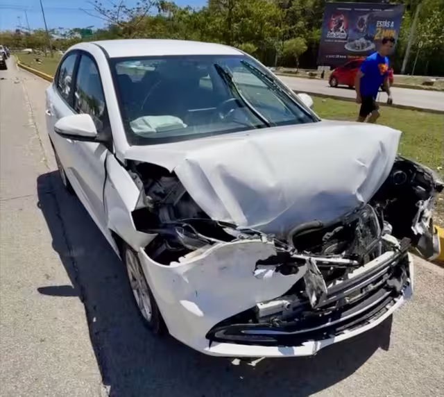 Un coche Changan de color blanco impactó la parte trasera de un Sentra, causando alarma entre los transeúntes quienes alertaron a emergencias.