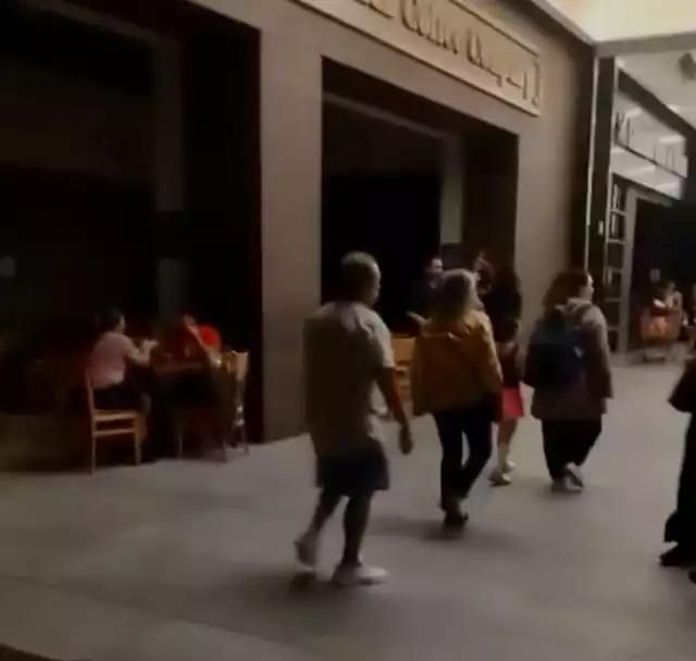 Los comercios se quedaron sin luz y las personas comenzaron a irse.