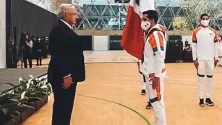 Rommel Pacheco recibe la bandera de México de manos de AMLO para ser el abanderado de en Tokio 2020