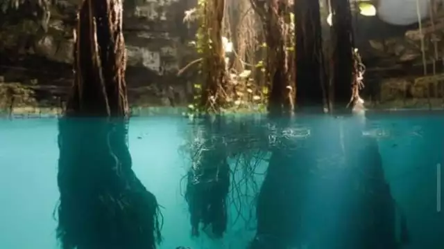 Para llegar a sus aguas cristalinas de tonos azules debes bajar por unas escaleras de madera