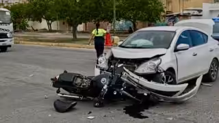Motociclista se salva de milagro tras brutal choque que destrozó su moto en Playa del Carmen