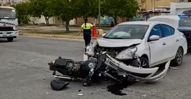 Un automovilista a exceso de velocidad ignoró el alto en Villas del Sol y embistió a un motociclista. La moto quedó destrozada, pero el conductor salvó la vida de milagro.