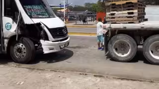 Chofe de TUCSA choca contra un tráiler en Playa del Carmen