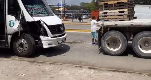 Aparentemente el operador del público camión no midió su distancia terminó estrellado con el tráiler