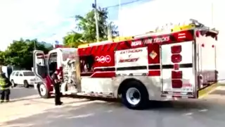 Rescatan vecinos a señora de la tercera edad de su casa, que era consumida por el fuego en Playa del Carmen