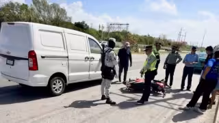 Camioneta hace maniobra imprudente y manda al hospital a motociclista en la Cancún-Playa