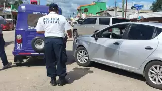 Carro impacta contra un mototaxi en José María Morelos, en la avenida principal con calle Felipe Carrillo Puerto.