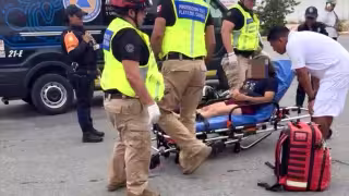 Una motociclista menor de edad resultó con lesiones tras ser impactada por mototaxi en Playa del Carmen