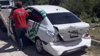 Camión se estrella contra un taxi de Cancún en Playa del Carmen