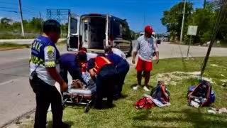 Motociclista termina hospitalizado en Playa del Carmen tras sufrir grave accidente contra camioneta