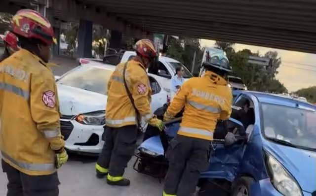 Elementos del Heroico Cuerpo de Bomberos rescataran a la adulta mayor.