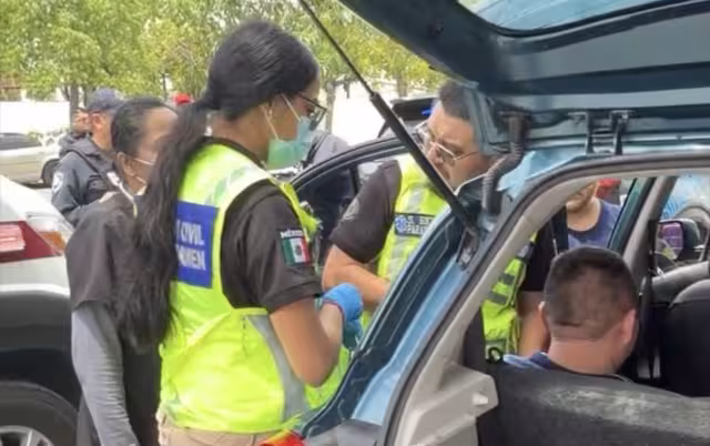 Una enfermera la aplicó una inyección para estabilizarlo, los familiares se mostraron desesperados a ver al hombre que su estado de salud
