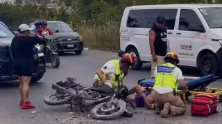 Motociclista se impacta contra una camioneta en Playa del Carmen y termina con lesiones graves